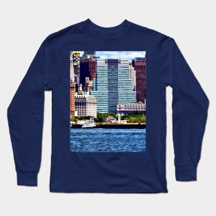 Manhattan NY - Tugboat Pushing Barge Near Manhattan Skyline Long Sleeve T-Shirt